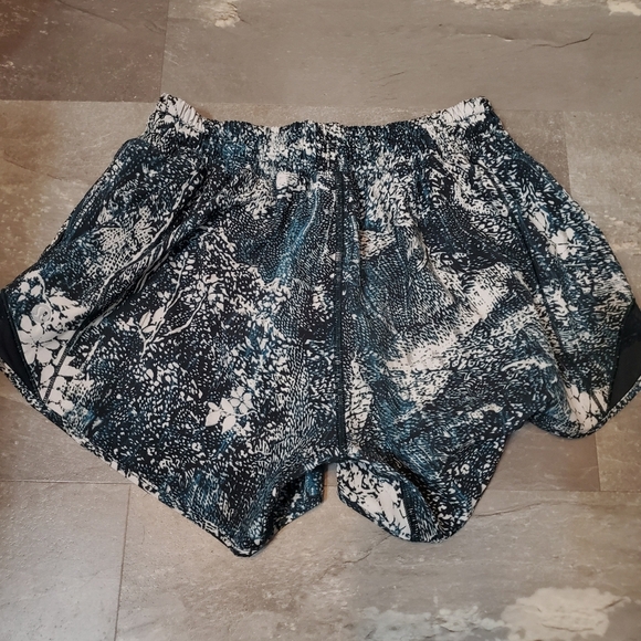 NWOT Lululemon Hotty Hot Short II *Long 4". Liner Blue/ green, white. Size 4. - Picture 6 of 13